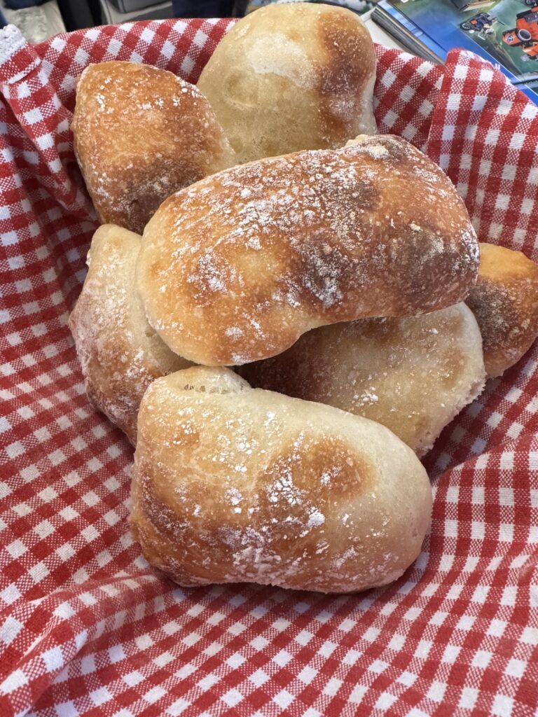 Backen im Camper: Frische Frühstücksbrötchen
